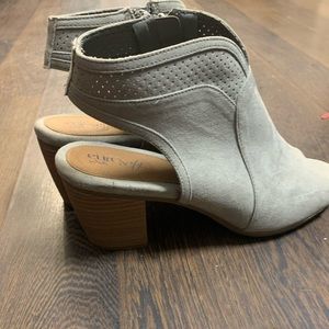 Grey open toe heels !